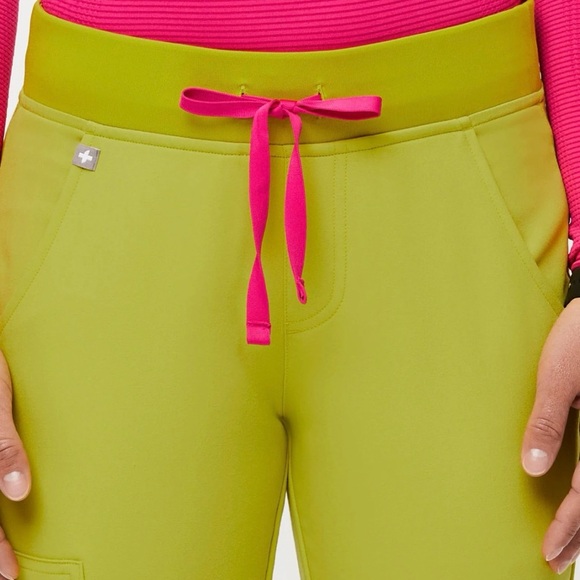 FIGS Catarina Scrub Top & Zamora Jogger Pants Set – Limeade - Picture 1 of 10